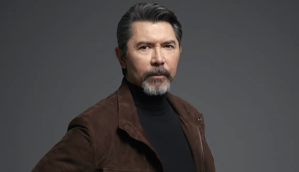 How tall is Lou Diamond Phillips?